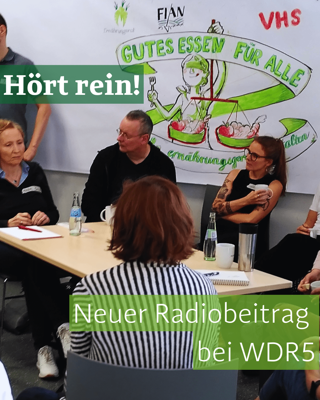 5 Personen sitzen um einen Tisch und hören einer sprechenden Person zu. Im Hintergrund ein Gemälde mit dem Text "Gutes Essen für alle". Auf zwei Störern steht: Hört rein! und Neuer Radiobeitrag bei WDR 5