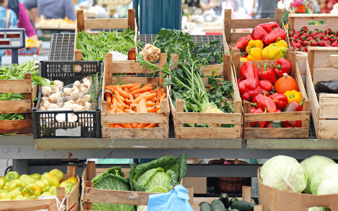 Gemüse in Kisten an einem Marktstand