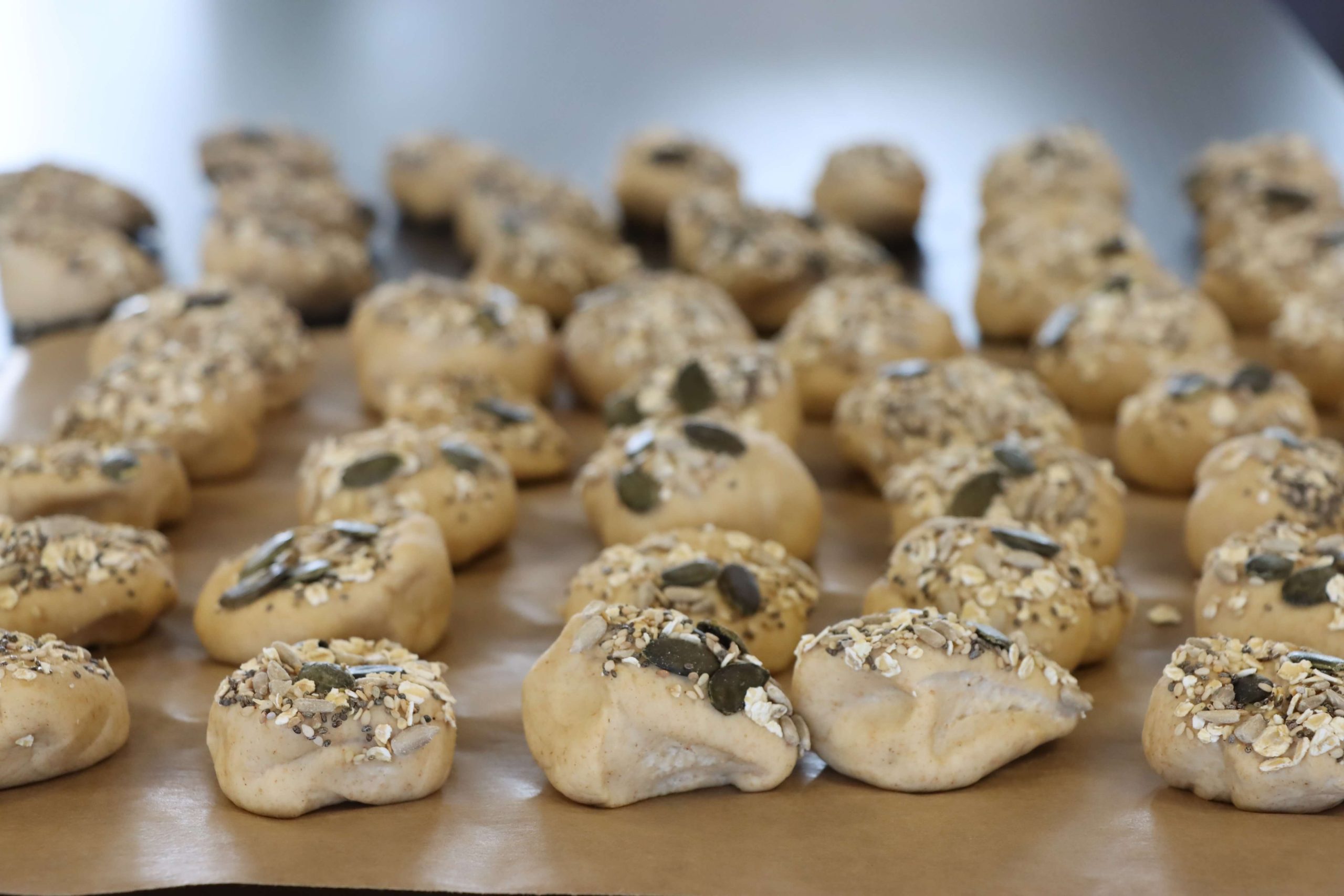 Mehrere Brötchen liegen auf einem Backblech.
